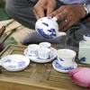 Thú thưởng thức trà sen Tây Hồ là một nét văn hóa đặc sắc của người Hà Thành. (Nguồn: Báo ảnh Việt Nam)