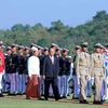 Thủ tướng Nguyễn Xuân Phúc và Tổng thống Win Myin duyệt đội danh dự. (Ảnh: Thống Nhất/TTXVN)