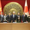 Phó Chủ tịch Thường trực Quốc hội Tòng Thị Phóng và Phó Chủ tịch Thượng viện Nhật Bản Ogawa Toshio cùng thành viên đoàn hai nước chụp ảnh chung. (Ảnh: Dương Giang /TTXVN)