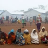 Những người chạy trốn khỏi Cộng hòa Dân chủ Congo ngồi xếp hàng tại trại định cư tị nạn cao cấp của Liên hiệp quốc (UNHCR) Kyangwali, ngày 19/3/2018. (Nguồn: Reuters)