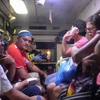 Nạn nhân ngộ độc sau khi uống phải rượu dừa có thành phần hóa chất methanol độc hại được chuyển tới bệnh viện trên xe cứu thương tại Manila, Philippines, ngày 22/12. (Ảnh: AFP/TTXVN)