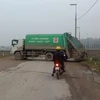 Xe rác vào bãi thải phải quay đầu vì dân chặn đường. (Ảnh: Hùng Võ/Vietnam+)