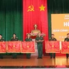 Thiếu tướng Ngô Tuấn Nghĩa, Chính ủy Bộ Tư lệnh thành phố Hồ Chí Minh, trao Cờ thi đua của Bộ Tư lệnh Quân khu 7 cho đại diện 7 đơn vị thuộc lực lượng vũ trang thành phố có thành tích xuất sắc. (Ảnh: Xuân Khu/TTXVN)