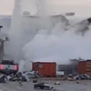 Khí và chất lỏng phun vào không khí sau vụ nổ bể chứa nitơ tại cơ sở Beechcraft của Textron Aviation Inc. ở Wichita, Kansas của Mỹ, ngày 27/12. (Nguồn: Reuters)