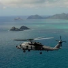 Trực thăng MH-60R Sea Hawk của Mỹ hỗ trợ lực lượng cứu hộ tìm kiếm máy bay mất tích ngoài khơi Oahu, Hawaii. (Ảnh: Navy/TTXVN)