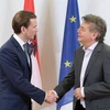 Chủ tịch đảng Nhân dân Áo (OeVP), cựu Thủ tướng Sebastian Kurz (trái) và lãnh đạo đảng Xanh Werner Kogler trong cuộc đàm phán về thành lập Chính phủ liên minh tại Vienna của Áo, ngày 1/1. (Ảnh: AFP/TTXVN)