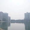 Một máy đo chất lượng không khí khác được đặt tại hồ Thành Công, quận Đống Đa, Hà Nội, chỉ số AQI được đo tại đây là 158. (Ảnh: Minh Hiếu/Vietnam+)