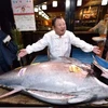 Chủ tịch của Kiyomura Corp Kiyoshi Kimura trưng bày một con cá ngừ vây xanh nặng 276kg, tại nhà hàng chính của ông ở Tokyo sau Tết đấu giá tại chợ cá Toyosu. (Nguồn: AFP)