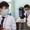 Nhân viên tại sân bay quốc tế Hongkong đeo mặt nạ giữa lúc dịch sởi bùng phát, đã ảnh hưởng đến một số người làm việc tại sân bay. (Nguồn: scmp)