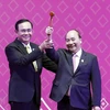 Thủ tướng Nguyễn Xuân Phúc nhận búa Chủ tịch ASEAN từ Thủ tướng Thái Lan Prayuth Chan-o-cha. (Ảnh: Thống Nhất/TTXVN)