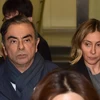 Cựu Chủ tịch hãng ôtô Nissan Carlos Ghosn (phải) và vợ Carole Ghosn rời văn phòng luật sư tại Tokyo, Nhật Bản. (Ảnh: AFP/TTXVN)