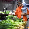Người dân mua bán tại chợ ở tỉnh Hồ Nam, Trung Quốc. (Ảnh: THX/TTXVN)