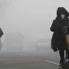 Mọi người đi xe giữa sương khói ở Bắc Kinh của Trung Quốc. (Nguồn: Reuters)