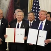 Tổng thống Mỹ Donald Trump (phải, phía trước) và Phó Thủ tướng Trung Quốc Lưu Hạc (trái, phía trước) tại lễ ký thỏa thuận thương mại giai đoạn 1 ở Washington DC., ngày 15/1. (Ảnh: THX/TTXVN)
