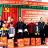 Ông Nguyễn Xuân Thắng trao quà cho các hộ nghèo, gia đình chính sách xã Tân Tiến. (Ảnh: Quang Cường/TTXVN)