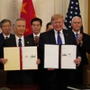 Tổng thống Mỹ Donald Trump và Phó Thủ tướng Trung Quốc Lưu Hạc tại lễ ký thỏa thuận thương mại giai đoạn một ở Washington DC., ngày 15/1 vừa qua. (Ảnh: THX/TTXVN)