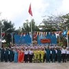 Quân và dân trên đảo Sinh Tồn, quần đảo Trường Sa, tỉnh Khánh Hòa gửi lời chào, chúc mừng năm mới về đất liền vào sáng mùng một Tết Canh Tý 2020. (Ảnh: Nguyễn Văn Nhật/TTXVN)
