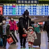 Đeo khẩu trang phòng chống dịch bệnh viêm phổi lạ do nhiễm virus corona tại nhà ga ở Bắc Kinh, Trung Quốc, ngày 24/1. (Ảnh: AFP/TTXVN)