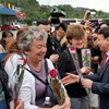 Bí thư Tỉnh ủy Nguyễn Xuân Ký tặng hoa và mừng tuổi cho du khách quốc tế đến Quảng Ninh đầu Xuân Canh Tý. (Ảnh: Đức Hiếu/TTXVN)