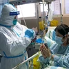 Nhân viên y tế điều trị cho bệnh nhân nhiễm virus corona tại bệnh viện thành phố Vũ Hán, tỉnh Hồ Bắc, Trung Quốc ngày 24/1 vừa qua. (Ảnh: THX/TTXVN)