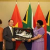 Đại sứ Vũ Văn Dũng trao quà lưu niệm cho Thứ trưởng Ngoại giao Nam Phi Candith Mashego-Dlamini. (Ảnh: Phi Hùng/TTXVN)