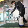 Tiến hành khử trùng nhằm phòng ngừa dịch bệnh viêm phổi do virus corona mới tại nhà ga Seoul, Hàn Quốc ngày 27/1 vừa qua. (Ảnh: Yonhap/TTXVN)