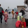 Hành khách đeo khẩu trang phòng dịch viêm phổi do virus corona tại nhà ga tàu hỏa tại Bắc Kinh, Trung Quốc, ngày 27/10. (Ảnh: AFP/TTXVN)