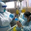 Nhân viên y tế điều trị cho bệnh nhân nhiễm virus corona mới ại bệnh viện thành phố Vũ Hán, tỉnh Hồ Bắc, Trung Quốc. (Ảnh: IRNA/TTXVN)