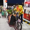 Đổ xăng cho các phương tiện tại Phúc Kiến, Trung Quốc. (Ảnh: TXH/TTXVN)