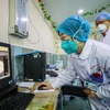 Các bác sĩ kiểm tra hình ảnh chụp CT phổi của bệnh nhân nhiễm virus corona ở bệnh viện thành phố Vũ Hán, tỉnh Hồ Bắc, Trung Quốc ngày 30/1 vừa qua. (Ảnh: AFP/TTXVN)