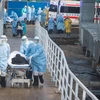 Nhân viên y tế chăm sóc bệnh nhân nhiễm virus corona mới tại khu vực cách ly của bệnh viện Hỏa Thần Sơn ở Vũ Hán, Trung Quốc, ngày 4/2. (Ảnh: THX/TTXVN)
