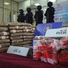 Cảnh sát trưng bày số heroin được giấu bên trong các gói mì ăn liền tại cuộc họp báo ở Bangkok, Thái Lan, ngày 3/2. (Ảnh: AFP/TTXVN)