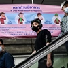 Hành khách đeo khẩu trang đề phòng lây nhiễm virus corona chủng mới tại một nhà ga ở Bangkok, Thái Lan ngày 1/2 vừa qua. (Ảnh: AFP/TTXVN)