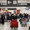 Hành khách đeo khẩu trang đề phòng lây nhiễm virus corona tại sân bay quốc tế Toronto Pearson, Canada, ngày 26/1 vừa qua. (Ảnh: AFP/TTXVN)