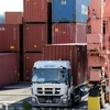 Hàng hóa được xếp tại cảng ở Tokyo, Nhật Bản. (Ảnh: AFP/TTXVN)