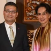 Đại sứ Việt Nam tại Myanmar Lý Quốc Tuấn chụp ảnh lưu niệm với Cố vấn Nhà nước Myanmar Aung San Suu Kyi. (Ảnh: TTXVN phát)