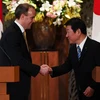 Ngoại trưởng Anh Dominic Raab (trái) trong cuộc hop báo chung với người đồng cấp Nhật Bản Toshimitsu Motegi tại Tokyo ngày 8/2. (Ảnh: AFP/TTXVN)