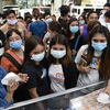 Người dân chờ mua khẩu trang y tế phòng dịch viêm đường hô hấp cấp do chủng mới của virus corona tại một cửa hàng ở Manila, Philippines ngày 31/1 vừa qua. (Ảnh: AFP/TTXVN)
