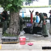 Cảnh sát Thái Lan điều tra tại hiện trường một vụ nổ. (Ảnh: THX/TTXVN)