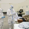 Nhân viên y tế điều trị cho bệnh nhân nhiễm virus corona chủng mới tại bệnh viện dã chiến ở Vũ Hán, tỉnh Hồ Bắc, Trung Quốc, ngày 10/2. (Ảnh: THX/TTXVN)