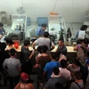 Người dân xếp hàng mua vé tàu hỏa tại nhà ga ở tỉnh An Huy, Trung Quốc hồi tháng Một vừa qua. (Ảnh: AFP/TTXVN)