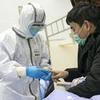 Nhân viên y tế điều trị cho bệnh nhân nhiễm COVID-19 tại bệnh viện dã chiến ở Vũ Hán, tỉnh Hồ Bắc, Trung Quốc, ngày 10/2 vừa qua. (Ảnh: THX/TTXVN)