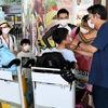 Đeo khẩu trang để phòng tránh lây nhiễm COVID-19 tại sân bay Ngurah Rai ở Denpasar, Indonesia, ngày 8/2 vừa qua. (Ảnh: AFP/TTXVN)