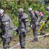 Các binh sỹ Hàn Quốc dò mìn trong Khu phi quân sự. (Nguồn: Reuters)