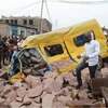 Đống đổ nát sau vụ một chiếc xe tải gây tai nạn ở Kinshasa ngày 16/2. (Nguồn: Reuters)