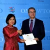Đại sứ Lê Thị Tuyết Mai trình Thư ủy nhiệm đến Tổng Giám đốc WTO Roberto Azevedo tại trụ sở WTO ở Geneva. (Ảnh: Tố Uyên/TTXVN)