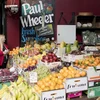 Khách hàng chọn mua hoa quả và rau tại một chợ ở London, Anh. (Ảnh: AFP/TTXVN)