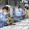 Công nhân sản xuất tại một phân xưởng của Skyworth ở Quảng Châu, thủ phủ tỉnh Quảng Đông, Trung Quốc ngày 10/2 vừa qua. (Ảnh: THX/TTXVN)