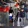 Người dân đeo khẩu trang để phòng tránh lây nhiễm COVID-19 tại Fukuoka, Nhật Bản, ngày 20/2. (Ảnh: Kyodo/ TTXVN)