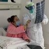 Bệnh nhân nhiễm COVID-19 được điều trị tại bệnh viện ở Vũ Hán, tỉnh Hồ Bắc, Trung Quốc, ngày 19/2 vừa qua. (Ảnh: THX/TTXVN)